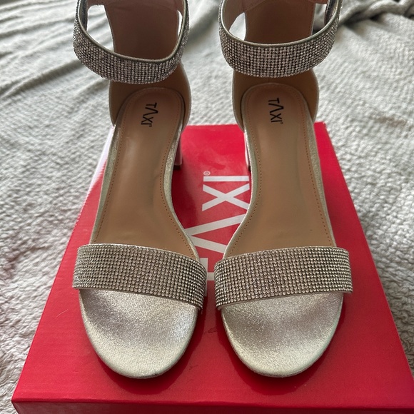 Elegant Silver Women's Sandals - Picture 4 of 11